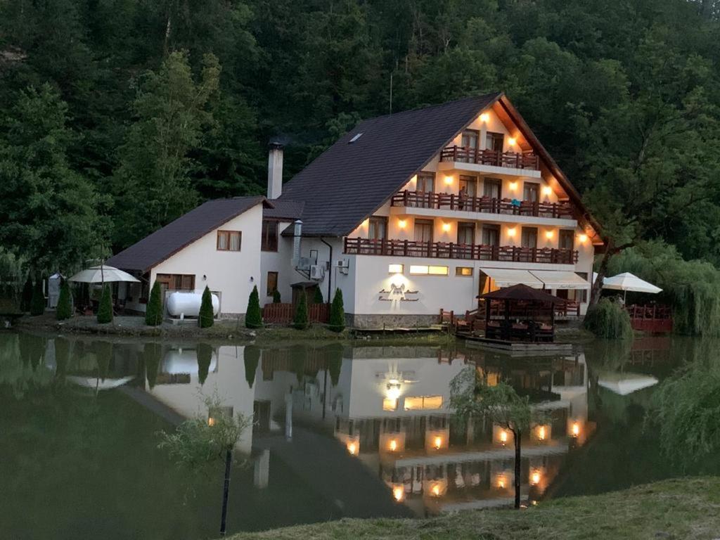 Guest House Lacul Linistit 모네아사 외부 사진