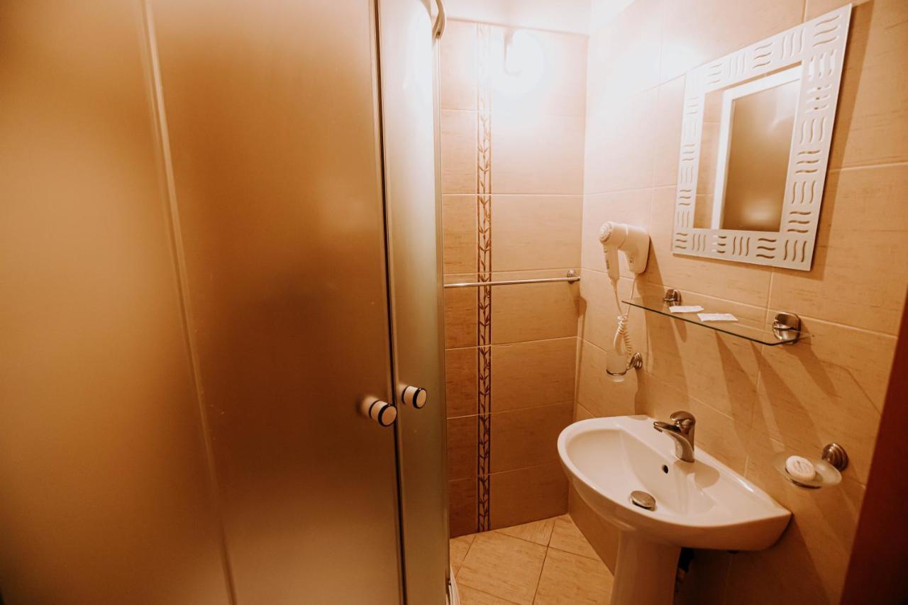 Guest House Lacul Linistit 모네아사 외부 사진