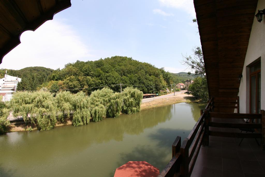 Guest House Lacul Linistit 모네아사 객실 사진